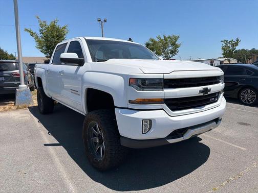 Summit White 2018 Chevrolet Silverado 1500 2LT