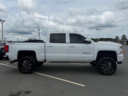 Summit White 2018 Chevrolet Silverado 1500 2LT
