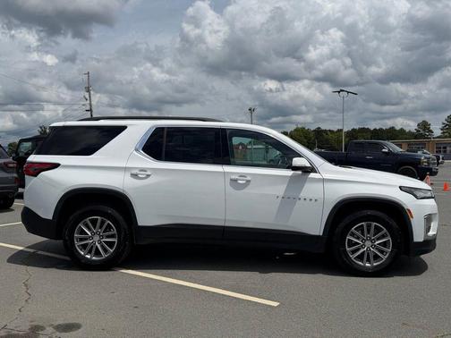 Summit White 2022 Chevrolet Traverse LT Leather