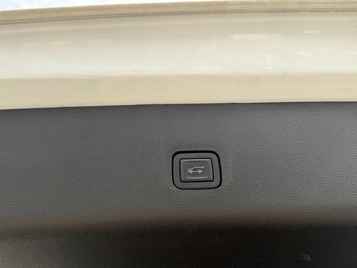 Summit White 2022 Chevrolet Traverse LT Leather