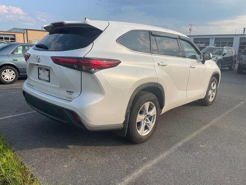 Pearl 2022 Toyota Highlander L
