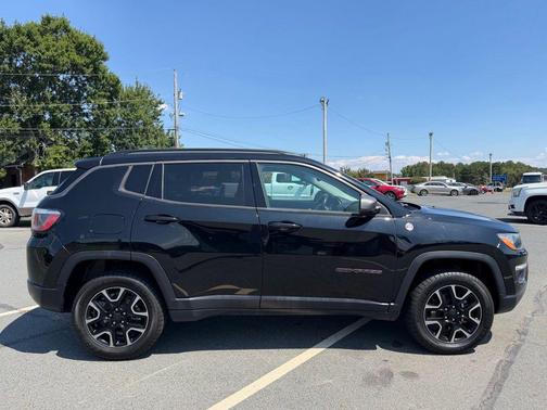 Diamond Black Crystal Pearlcoat 2019 Jeep Compass Trailhawk