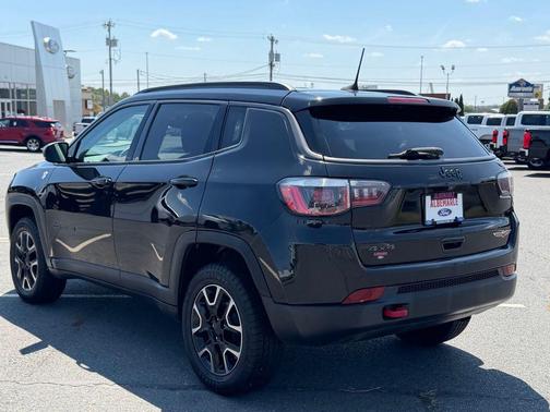 Diamond Black Crystal Pearlcoat 2019 Jeep Compass Trailhawk