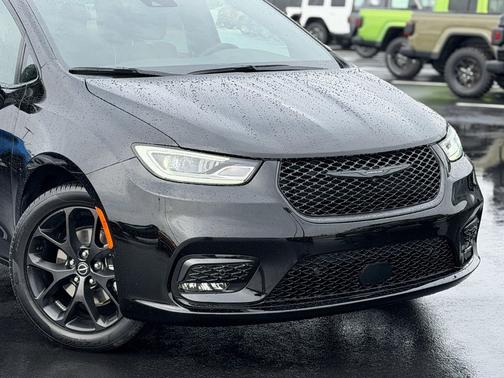 Diamond Black Crystal Pearlcoat 2026 Chrysler Pacifica Limited