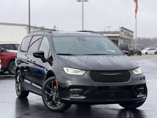 Diamond Black Crystal Pearlcoat 2026 Chrysler Pacifica Limited