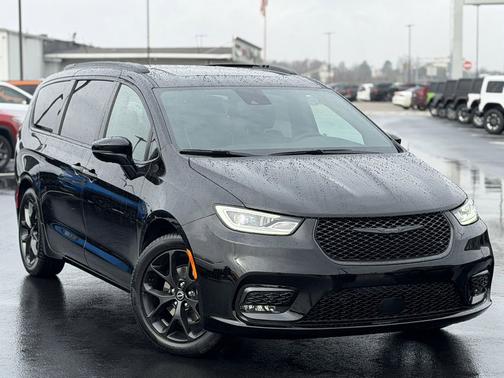 Diamond Black Crystal Pearlcoat 2026 Chrysler Pacifica Limited