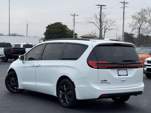 2022 Chrysler Pacifica Touring L