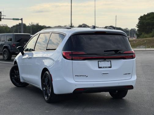 Bright White Clearcoat 2026 Chrysler Pacifica L