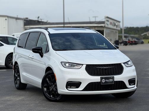 Bright White Clearcoat 2026 Chrysler Pacifica L