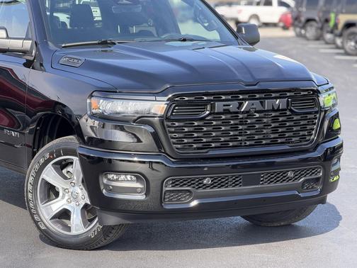 Diamond Black Crystal Pearlcoat 2026 RAM 1500 Express