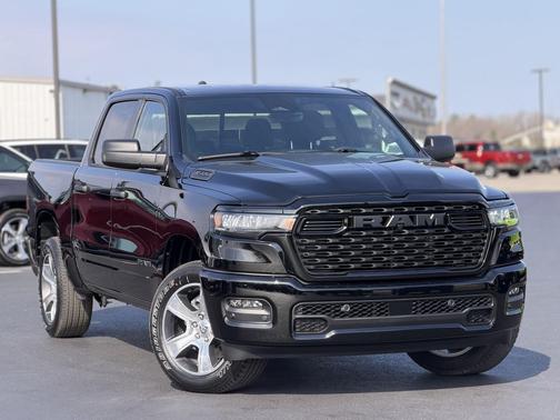 Diamond Black Crystal Pearlcoat 2026 RAM 1500 Express