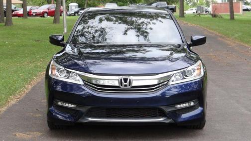 Photo 2 of 52 of 2017 Honda Accord Sport SE