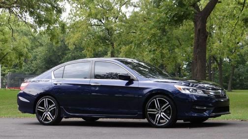 Photo 3 of 52 of 2017 Honda Accord Sport SE