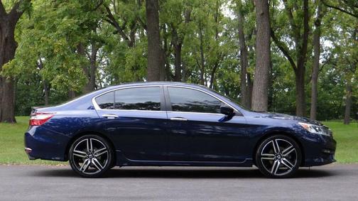 Photo 4 of 52 of 2017 Honda Accord Sport SE