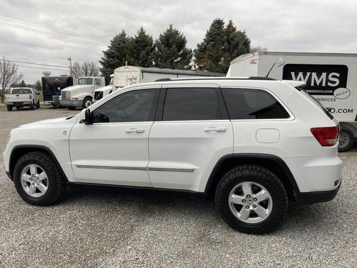 Photo 2 of 28 of 2013 Jeep Grand Cherokee Laredo
