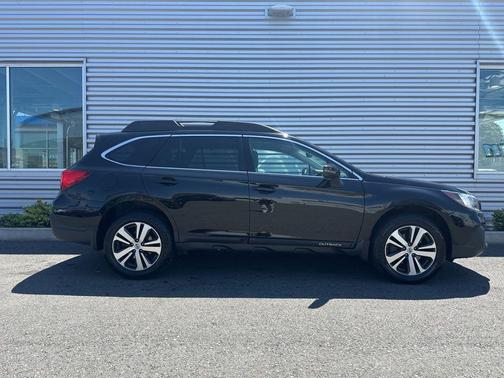Crystal Black Silica 2018 Subaru Outback 3.6R Limited