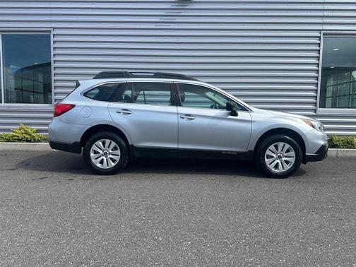 Ice Silver Metallic 2017 Subaru Outback 2.5i