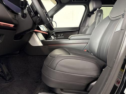 Santorini Black 2026 Land Rover Range Rover P400 SE 7 Seat