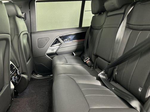 2025 Land Rover Range Rover P400 SE 7 Seat
