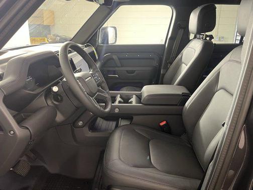 2025 Land Rover Defender 130 P400 X-Dynamic SE