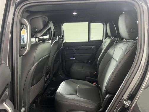 2025 Land Rover Defender 130 P400 X-Dynamic SE