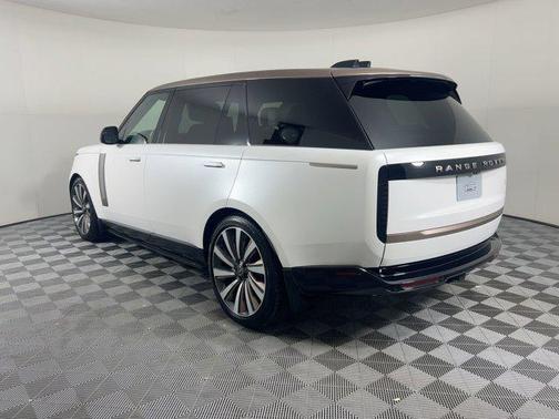 2025 Land Rover Range Rover P615 SV