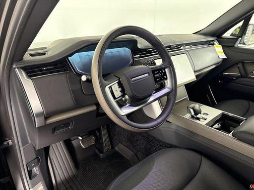 2026 Land Rover Range Rover P615 SV