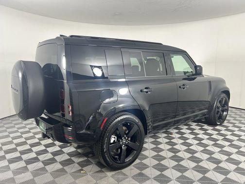 2025 Land Rover Defender 110 P400 X-Dynamic SE