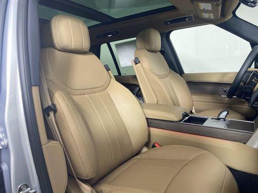 2025 Land Rover Range Rover P550e SE