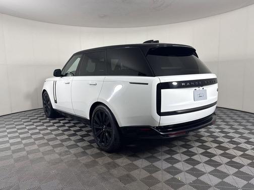 Fuji White 2026 Land Rover Range Rover P550e SE