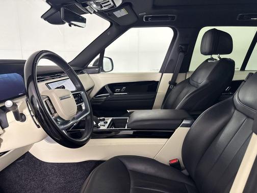 Fuji White 2026 Land Rover Range Rover P550e SE