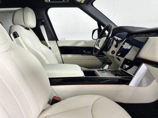 2025 Land Rover Range Rover P400 SE 7 Seat