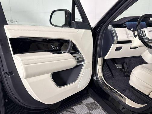 Santorini Black 2026 Land Rover Range Rover P400 SE 7 Seat