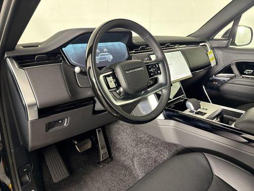 Santorini Black 2026 Land Rover Range Rover P550e SE