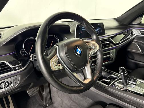 Black 2018 BMW 750 i