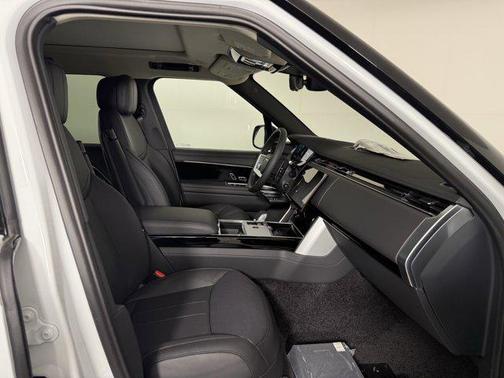 2025 Land Rover Range Rover P550e SE