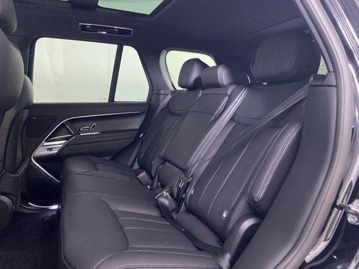 2025 Land Rover Range Rover P400 SE