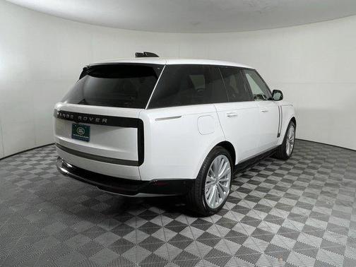 2025 Land Rover Range Rover P530 SE