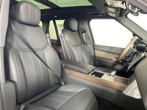 2025 Land Rover Range Rover P530 SE