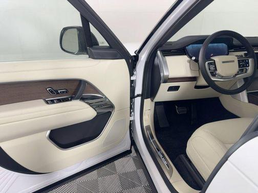 2026 Land Rover Range Rover P530 SE