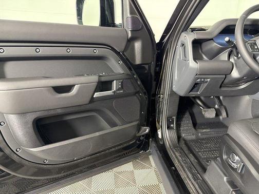 Santorini Black 2026 Land Rover Defender X-Dynamic SE