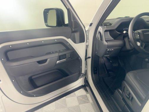 2026 Land Rover Defender P400 X-Dynamic SE