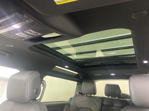 2025 Land Rover Range Rover Velar P250 SE R-Dynamic