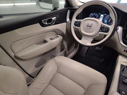 2018 Volvo XC60 T5 Momentum