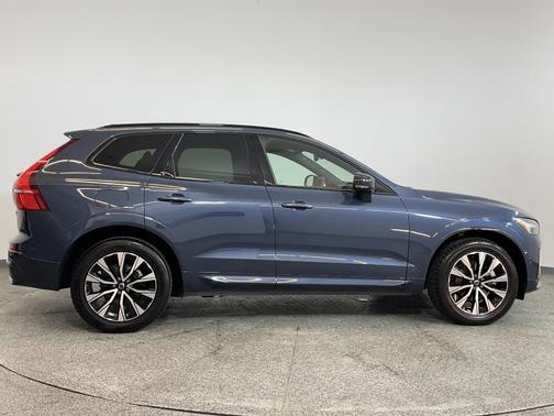 2023 Volvo XC60 B5 Plus Dark Theme