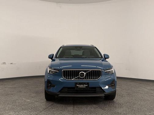 Fjord Blue Metallic 2023 Volvo XC40 B4 Plus Bright Theme