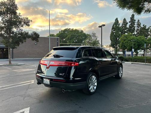 2010 Lincoln MKT FWD