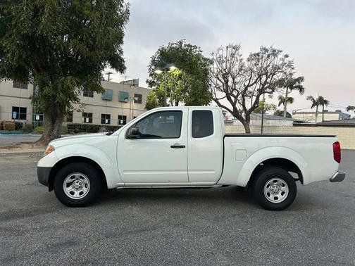 Glacier White 2014 Nissan Frontier SV