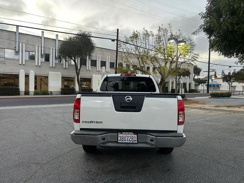 Glacier White 2014 Nissan Frontier SV