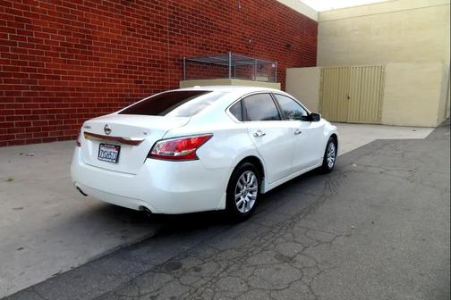 White 2015 Nissan Altima 2.5 SV